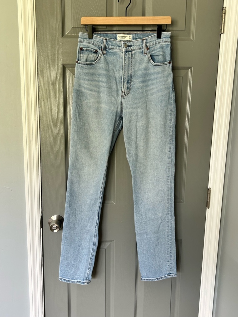 Abercrombie & Fitch Light Wash 90s Slim Straight ultra high rise Jeans